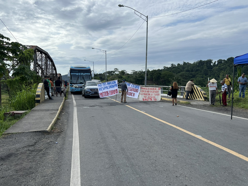Moradores protestan en la vía sobre el río Changuinola
