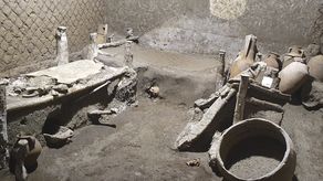 La sala, con una sola ventana alta y sin decoraciones murales, contiene los restos de tres camas de madera.&nbsp;