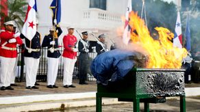 Acto de cremación de banderas en la Gobernación de Panamá.