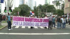 Docentes cierran la Avenida Balboa frente a la Contraloría