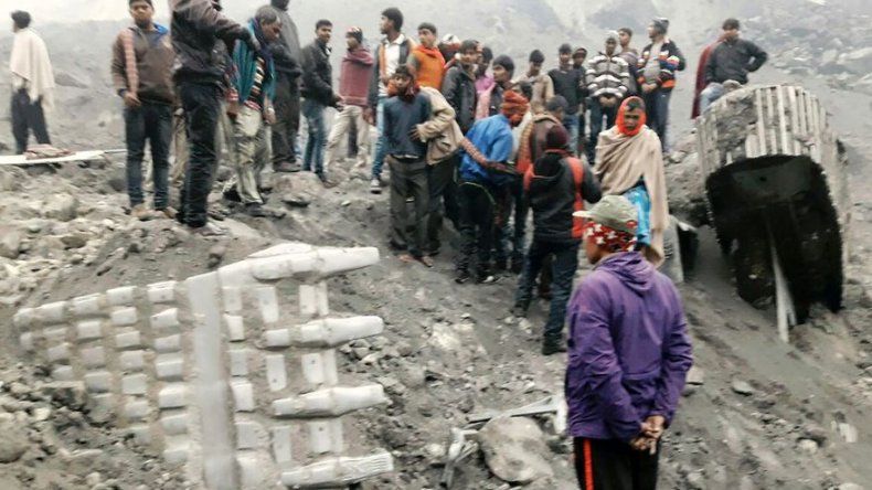Aumentan a 17 los muertos tras derrumbe de una mina en la India
