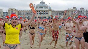 Unas 20.000 personas celebran Año Nuevo con tradicional baño en mar del Norte