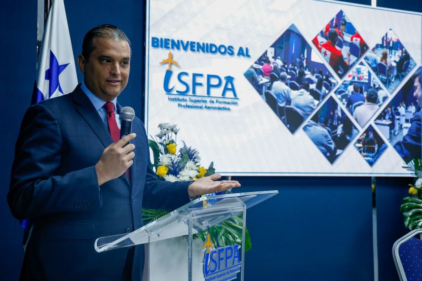 Capitán Rafael Bárcenas Chiari, director general de la Autoridad Aeronáutica Civil. Capitán Rafael Bárcenas Chiari, director general de la Autoridad Aeronáutica Civil.