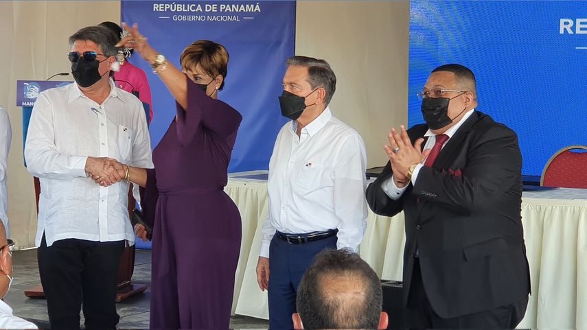 El presidente Cortizo también entregó un camión vactor a la regional del Idaan