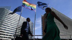 La bandera arcoiris ilumina edificios de la UE por el Día contra Homofobia