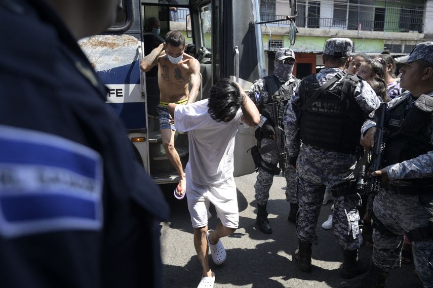 La medida ha sido criticada por grupos de oposición y algunas entidades humanitarias.