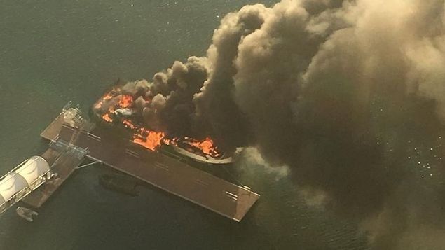Bomberos controlan incendio de una embarcación en Punta Pacífica