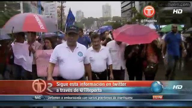 Docentes cierran Calle 50, exigen se firme acuerdo de no represalias