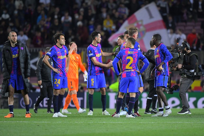 Los jugadores del Barcelona reaccionan al final del partido de vuelta de los cuartos de final de la Europa League.