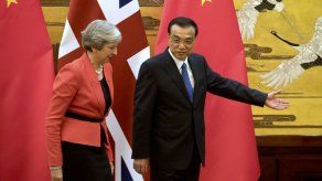 Theresa May inicia su visita oficial a China en la Universidad de Wuhan