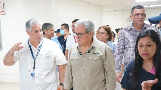 Ministro de Salud, Fernando Boyd, realizó un recorrido por instalaciones hospitalarias.