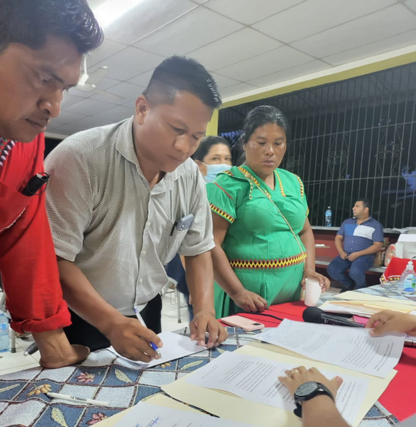 Firma de representantes de la Comarca Ngäbe Buglé para levantar cierres en Chiriquí.