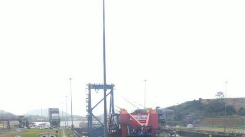 Grúa considerada una de las más grandes del mundo transita por el Canal de Panamá