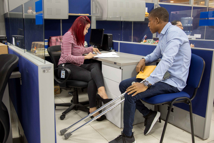 Según Mitre, las leyes no pueden ser cambiadas si no que están hechas para ser cumplidas y propone realizar cambios sociales que lleven al país a incluir a las personas con discapacidad en el ámbito laboral. Según Mitre, las leyes no pueden ser cambiadas si no que están hechas para ser cumplidas y propone realizar cambios sociales que lleven al país a incluir a las personas con discapacidad en el ámbito laboral.