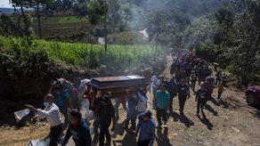 Al mediodía familiares, amigos y vecinos cargaron su féretro, que fue sepultado en el cementerio de la aldea Parajbey, Guatemala.