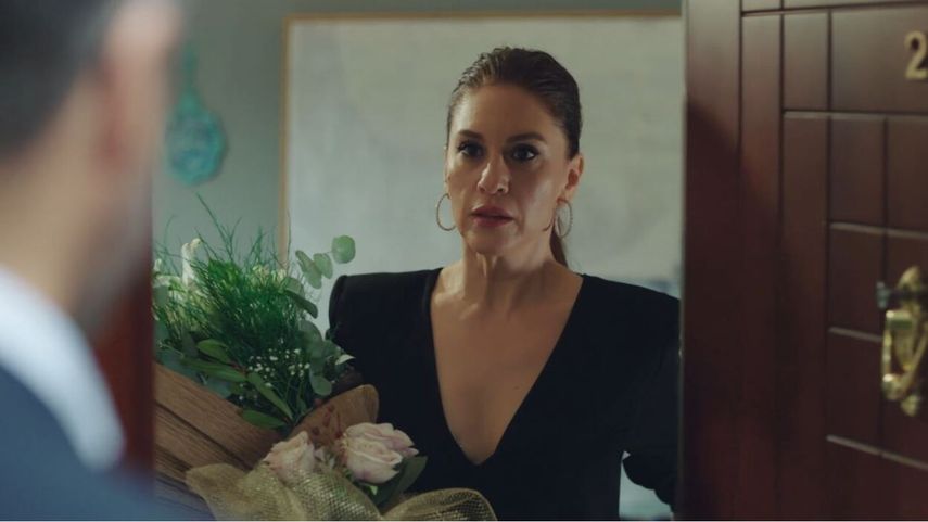 Evrim Alasya es Kivilcim Arslan en One Love. Evrim Alasya es Kivilcim Arslan en One Love.