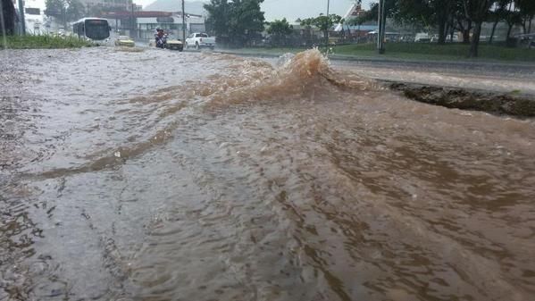Inundaciones en diversos puntos de la ciudad por fuertes lluvias