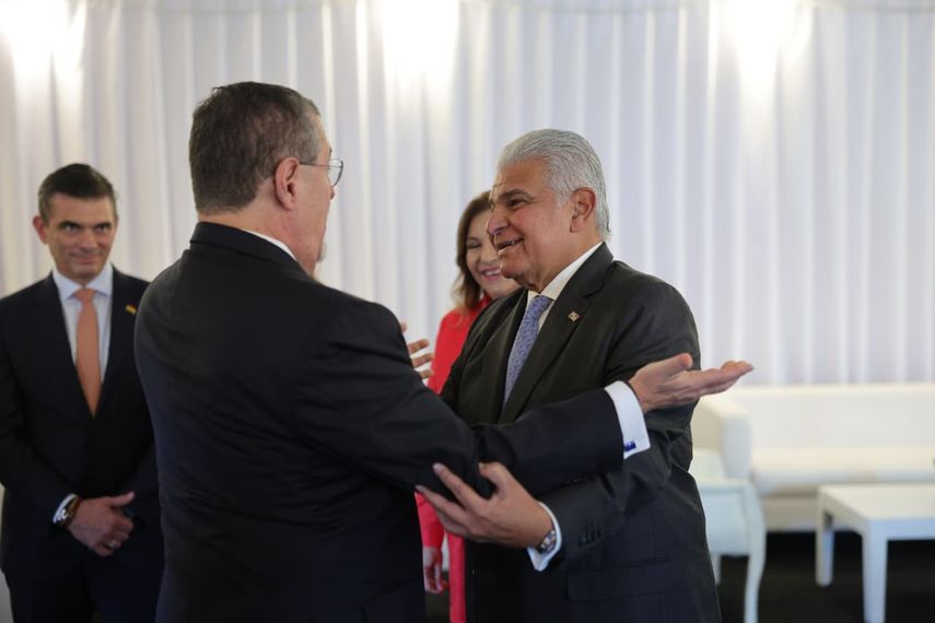 Presidente Mulino junto al Presidente CAF en el &nbsp;Foro Económico.