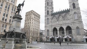 Los banquillos de las iglesias están raramente llenos en estos días en Quebec. Los banquillos de las iglesias están raramente llenos en estos días en Quebec.