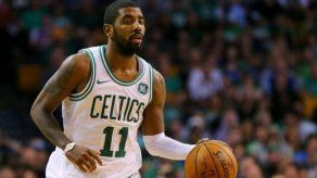 Irving y dominicano Horford empujan a Celtics para vencer a los Spurs