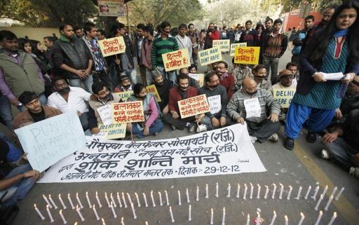 India pide calma tras la muerte de una joven violada en un autobús