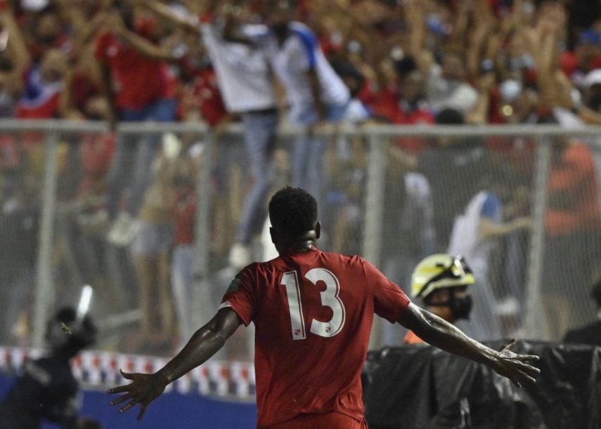 Panamá remonta ante El Salvador en el Rommel Fernández