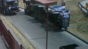 Camión se vuelca en la entrada de la vía Centenial