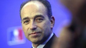 Renuncia líder del partido conservador de Francia