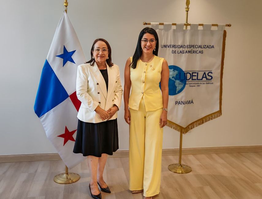 Rectora de UDELAS Nicolasa Terreros y Ministra de Ecuador Gilda Alcívar.