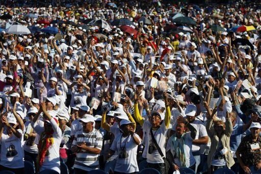 Miles de cubanos dan bienvenida a Benedicto XVI en Santiago