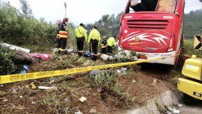 Un autobús interprovincial se volcó en Ecuador dejando ocho víctimas fatales y decenas de heridos.