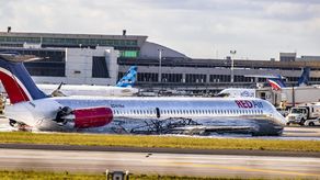 Avión incendiado de Red Air.