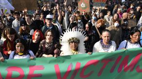 Ciclistas, familias con niños y manifestantes canosos llenaron las calles de la ciudad exigiendo justicia climática.