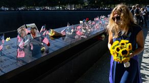 Las ceremonias en la Zona Cero de Nueva York se iniciaron con un minuto de silencio a las 08H46 (12H46 GMT), la hora en que el primero de los cuatro aviones secuestrados por 19 terroristas islamistas impactó el World Trade Center el 11 de septiembre de 2001.