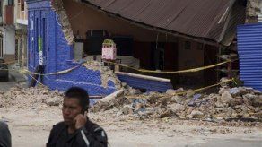 Guatemaltecos pernoctan en calles por sismo