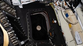 Vista de la Luna antes del sexto día de vuelo de la misión de Artemis II. Vista de la Luna antes del sexto día de vuelo de la misión de Artemis II.