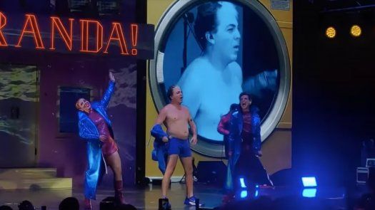 Cristian Castro queda en calzoncillos durante presentación en Argentina