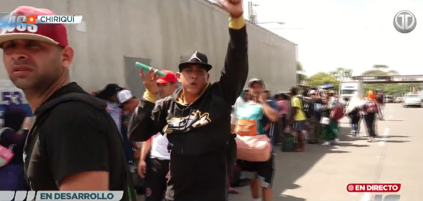 Migrantes caminan hacia la ciudad de Panamá tras varios días varados en Paso Canoas