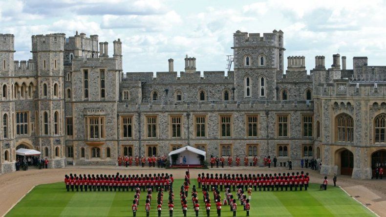 Empleados de la reina Isabel II votan a favor de una huelga de celo