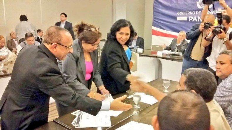 Proponen ajuste salarial escalonado a docentes, diálogo se retomará este jueves