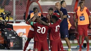 Jugadores de Panamá celebran un gol, en un partido de las eliminatorias para el Mundial de Qatar 2022 ante Estados Unidos en el estadio Rommel Fernández.&nbsp;