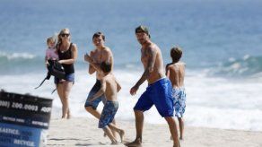 David Beckham luce su cuerpo al sol