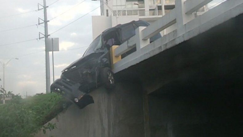 Vehículo choca contra puente en la vía Cincuentenario