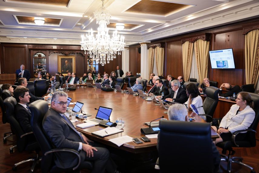 Aprueban contrato para Centro de Estudio y Tratamiento de Adicciones.