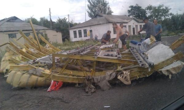 Derriban avión con 295 personas en Ucrania