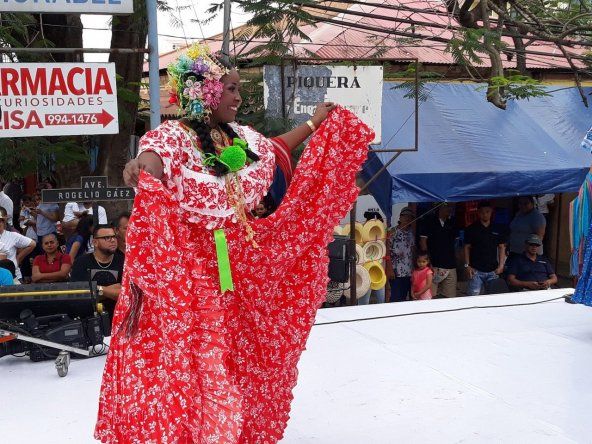 Natalie Harris tirando piquete en Las Tablas
