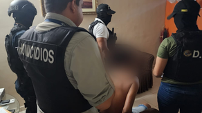 Unidades de la Policía Nacional realizando la detención Unidades de la Policía Nacional realizando la detención