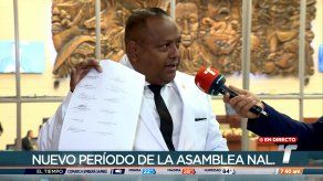 Diputado Raúl Pineda muestra actas que no fueron firmadas por su colega Juan Diego Vásquez