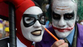 Carnaval callejero reúne a una multitud en el centro de Rio