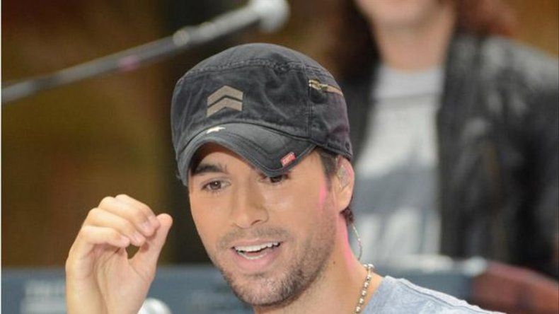 Enrique Iglesias recurre a sus perros para evaluar sus canciones